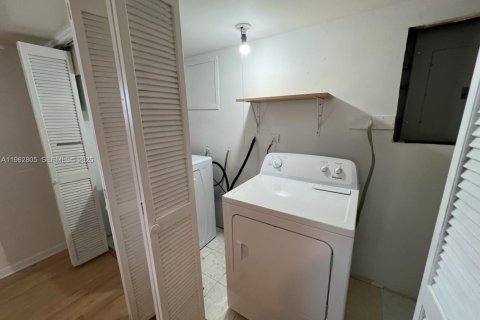Villa ou maison à louer à Miami, Floride: 3 chambres, 181.44 m2 № 2085351 - photo 25