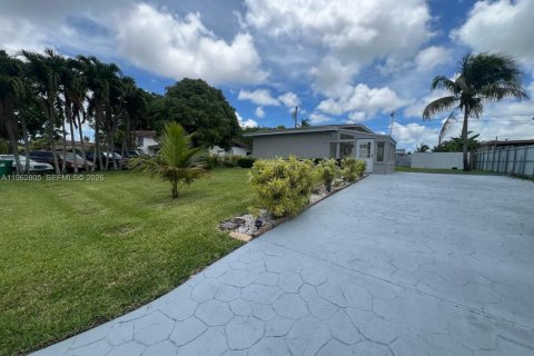 Villa ou maison à louer à Miami, Floride: 3 chambres, 181.44 m2 № 2085351 - photo 13