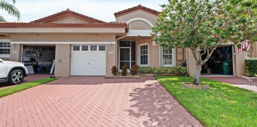 House in Tamarac, Florida 2 bedrooms, 144 sq.m. № 1924361