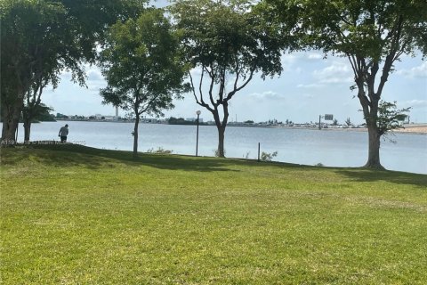 Купить кондоминиум в Майами, Флорида 2 спальни, 73.3м2, № 2037688 - фото 6