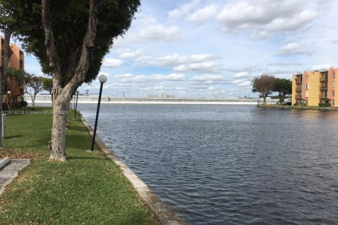 Купить кондоминиум в Майами, Флорида 2 спальни, 73.3м2, № 2037688 - фото 13