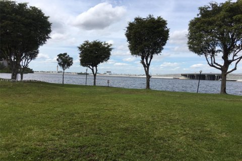 Купить кондоминиум в Майами, Флорида 2 спальни, 73.3м2, № 2037688 - фото 14