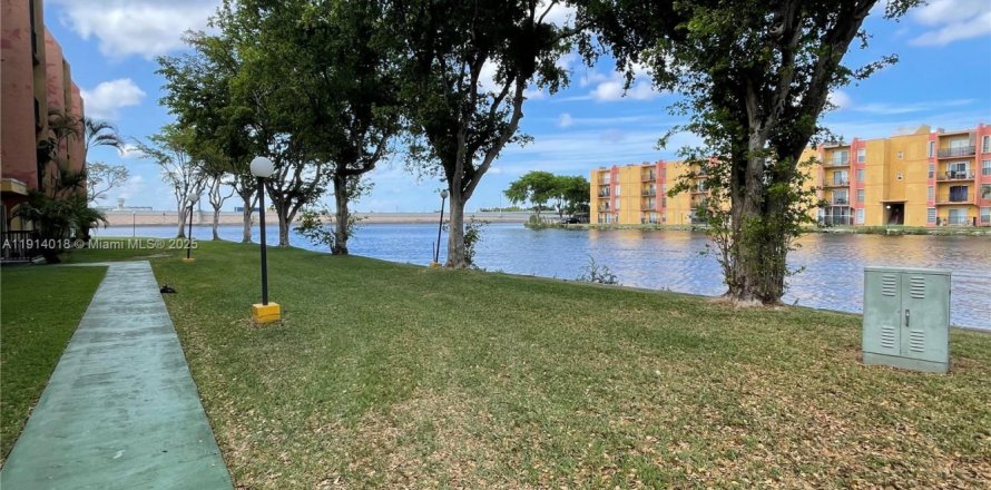 Кондоминиум с 2 спальнями в Майами, Флорида № 2037688