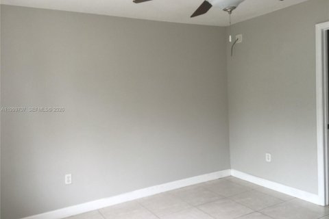 Townhouse in Hialeah Gardens, Florida 2 bedrooms, 103.68 sq.m. № 2067013 - photo 25