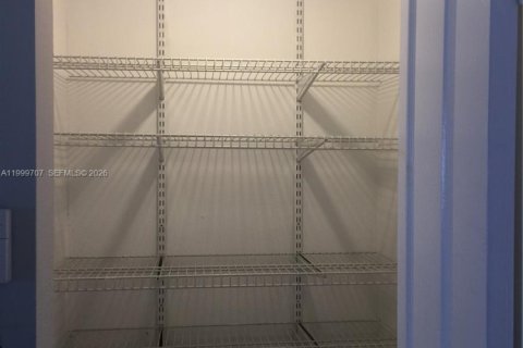 Townhouse in Hialeah Gardens, Florida 2 bedrooms, 103.68 sq.m. № 2067013 - photo 10