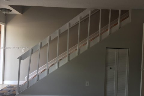 Townhouse in Hialeah Gardens, Florida 2 bedrooms, 103.68 sq.m. № 2067013 - photo 4