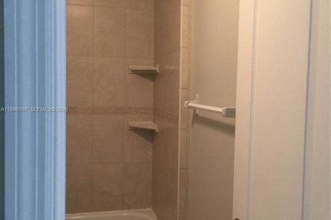 Townhouse in Hialeah Gardens, Florida 2 bedrooms, 103.68 sq.m. № 2067013 - photo 17