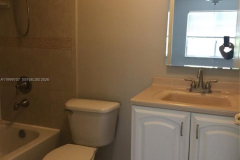 Townhouse in Hialeah Gardens, Florida 2 bedrooms, 103.68 sq.m. № 2067013 - photo 29