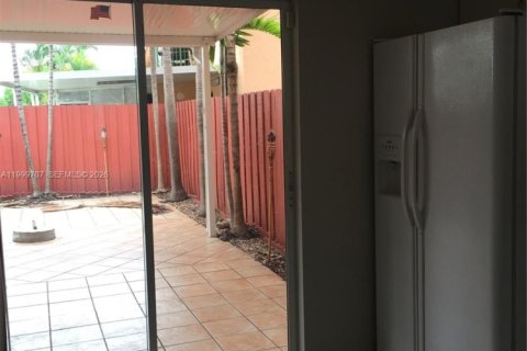 Townhouse in Hialeah Gardens, Florida 2 bedrooms, 103.68 sq.m. № 2067013 - photo 8