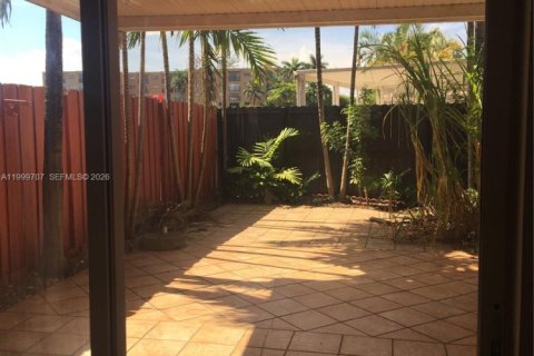 Townhouse in Hialeah Gardens, Florida 2 bedrooms, 103.68 sq.m. № 2067013 - photo 7