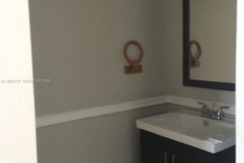 Townhouse in Hialeah Gardens, Florida 2 bedrooms, 103.68 sq.m. № 2067013 - photo 15