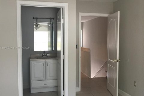 Townhouse in Hialeah Gardens, Florida 2 bedrooms, 103.68 sq.m. № 2067013 - photo 19