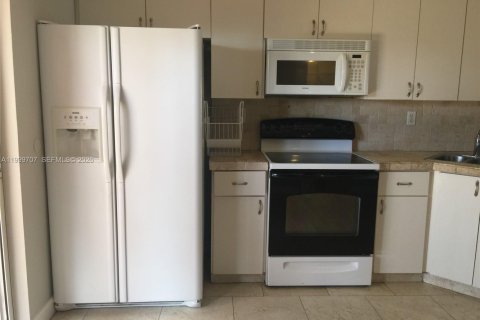 Townhouse in Hialeah Gardens, Florida 2 bedrooms, 103.68 sq.m. № 2067013 - photo 11