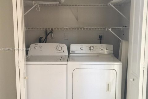 Townhouse in Hialeah Gardens, Florida 2 bedrooms, 103.68 sq.m. № 2067013 - photo 9