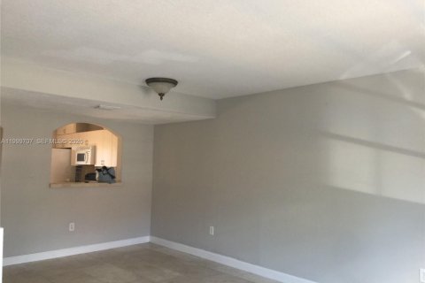 Townhouse in Hialeah Gardens, Florida 2 bedrooms, 103.68 sq.m. № 2067013 - photo 6