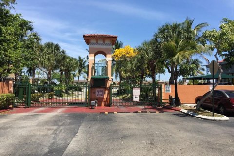 Townhouse in Hialeah Gardens, Florida 2 bedrooms, 103.68 sq.m. № 2067013