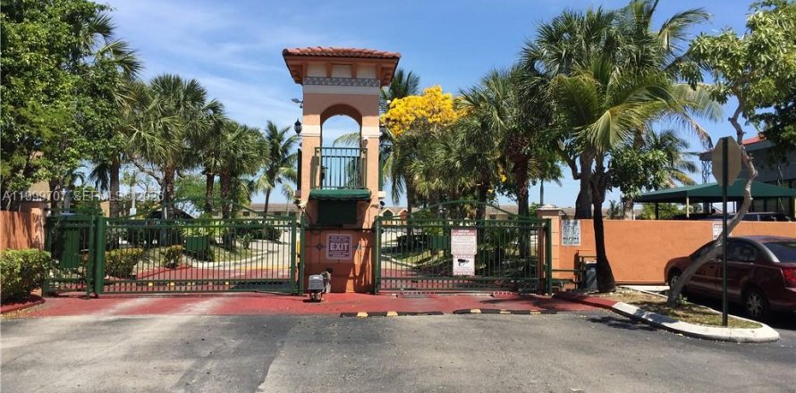 Townhouse in Hialeah Gardens, Florida 2 bedrooms, 103.68 sq.m. № 2067013