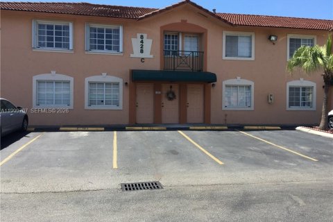 Townhouse in Hialeah Gardens, Florida 2 bedrooms, 103.68 sq.m. № 2067013 - photo 2