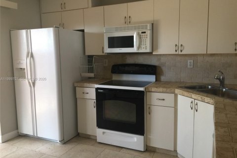 Townhouse in Hialeah Gardens, Florida 2 bedrooms, 103.68 sq.m. № 2067013 - photo 13