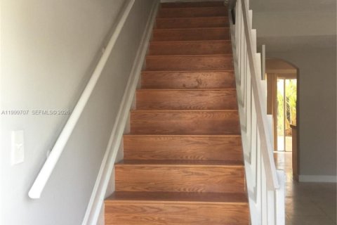 Townhouse in Hialeah Gardens, Florida 2 bedrooms, 103.68 sq.m. № 2067013 - photo 3