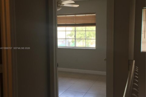 Townhouse in Hialeah Gardens, Florida 2 bedrooms, 103.68 sq.m. № 2067013 - photo 30