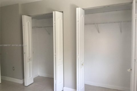 Townhouse in Hialeah Gardens, Florida 2 bedrooms, 103.68 sq.m. № 2067013 - photo 20