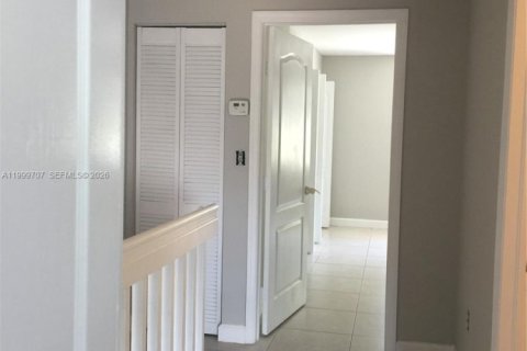 Townhouse in Hialeah Gardens, Florida 2 bedrooms, 103.68 sq.m. № 2067013 - photo 18