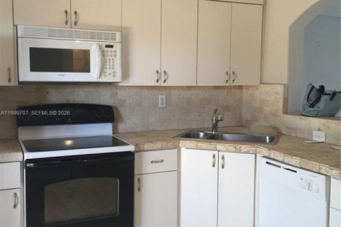 Townhouse in Hialeah Gardens, Florida 2 bedrooms, 103.68 sq.m. № 2067013 - photo 14