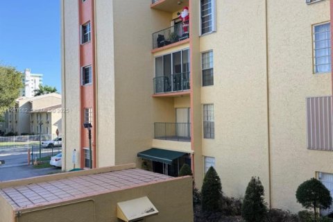 Condo in Hialeah, Florida, 3 bedrooms  № 1994852 - photo 24