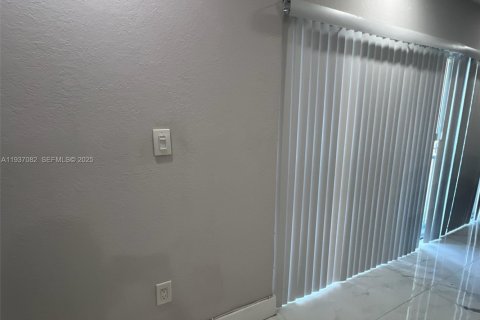 Condo in Hialeah, Florida, 3 bedrooms  № 1994852 - photo 7