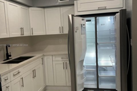 Condo in Hialeah, Florida, 3 bedrooms  № 1994852 - photo 18