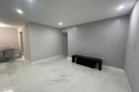 Condo in Hialeah, Florida, 3 bedrooms  № 1994852 - photo 14