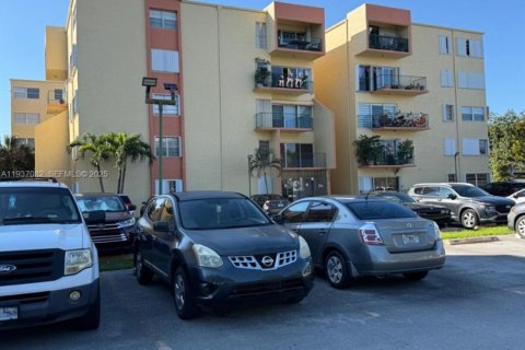 Condominio en Hialeah, Florida, 3 dormitorios  № 1994852