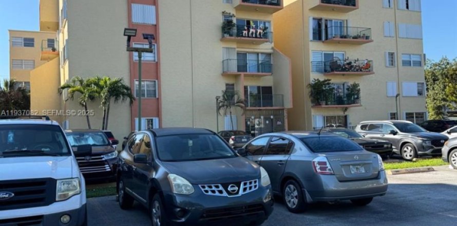 Condo in Hialeah, Florida, 3 bedrooms  № 1994852
