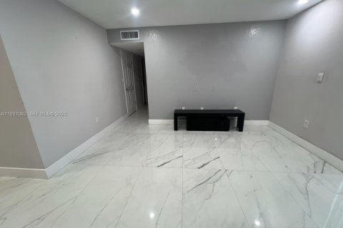 Condo in Hialeah, Florida, 3 bedrooms  № 1994852 - photo 11