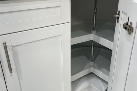 Condo in Hialeah, Florida, 3 bedrooms  № 1994852 - photo 16