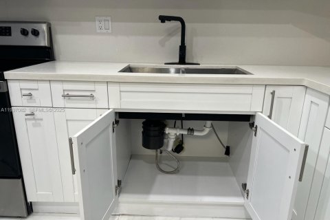 Condo in Hialeah, Florida, 3 bedrooms  № 1994852 - photo 19