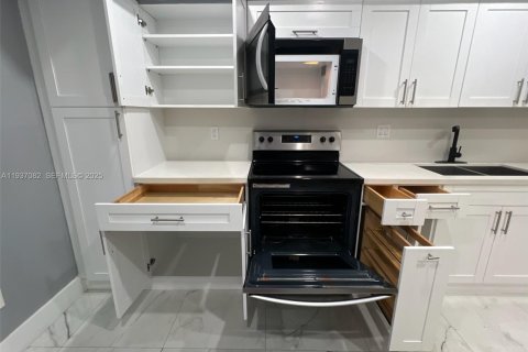 Condo in Hialeah, Florida, 3 bedrooms  № 1994852 - photo 9