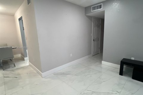 Condo in Hialeah, Florida, 3 bedrooms  № 1994852 - photo 8
