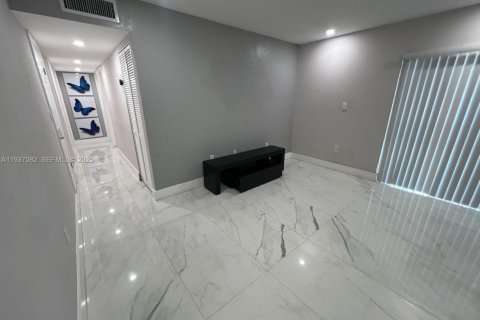Condo in Hialeah, Florida, 3 bedrooms  № 1994852 - photo 2