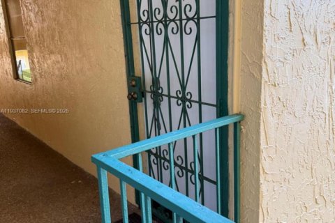 Condo in Hialeah, Florida, 3 bedrooms  № 1994852 - photo 23