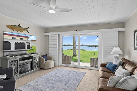 House in Flagler Beach, Florida 2 bedrooms, 110 sq.m. № 2210105 - photo 12