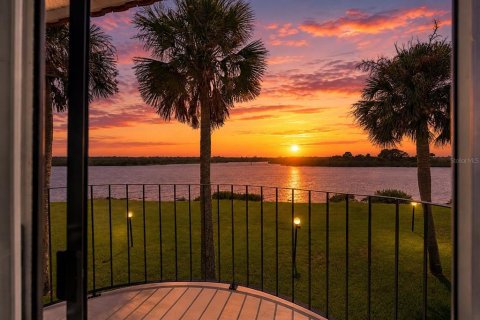 House in Flagler Beach, Florida 2 bedrooms, 110 sq.m. № 2210105 - photo 2