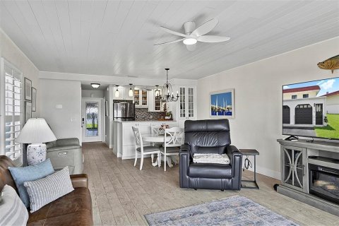 House in Flagler Beach, Florida 2 bedrooms, 110 sq.m. № 2210105 - photo 11