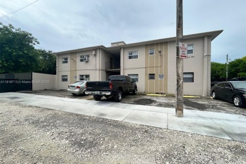 House in Miami, Florida 1 bedroom, 810.39 sq.m. № 1726200 - photo 2