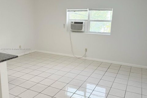 House in Miami, Florida 1 bedroom, 810.39 sq.m. № 1726200 - photo 14