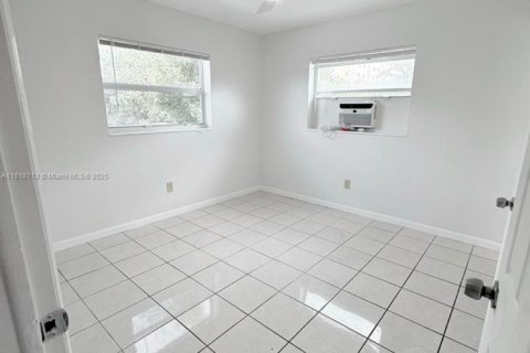 House in Miami, Florida 1 bedroom, 810.39 sq.m. № 1726200 - photo 10