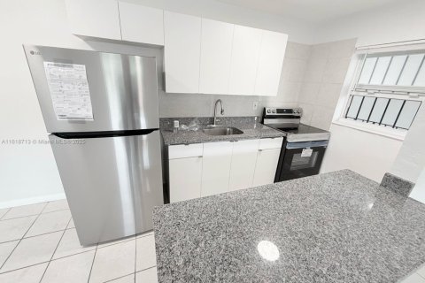 House in Miami, Florida 1 bedroom, 810.39 sq.m. № 1726200 - photo 7