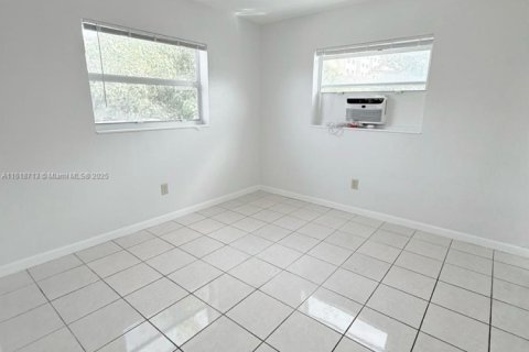 House in Miami, Florida 1 bedroom, 810.39 sq.m. № 1726200 - photo 11