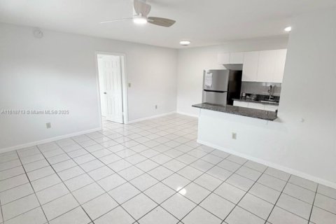 House in Miami, Florida 1 bedroom, 810.39 sq.m. № 1726200 - photo 6